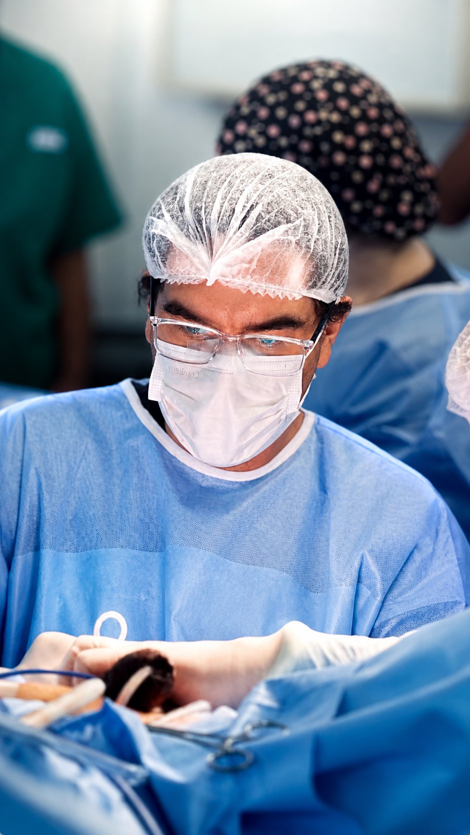Dr. Javier Muñoz Quintana en pabellón quirúrgico